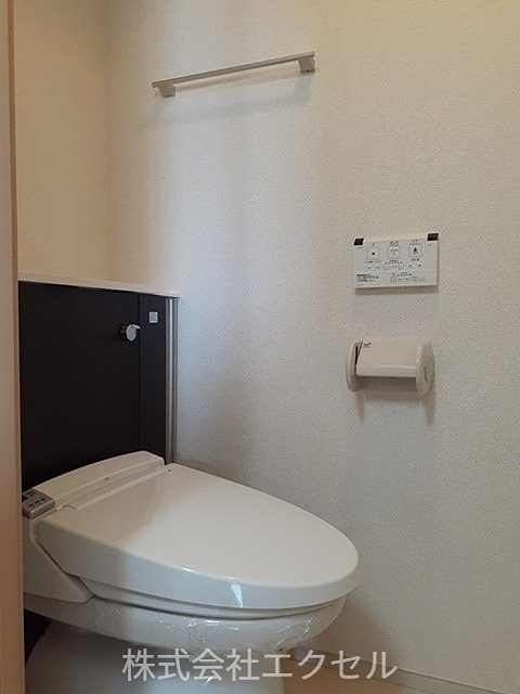トイレ　温水洗浄便座です。