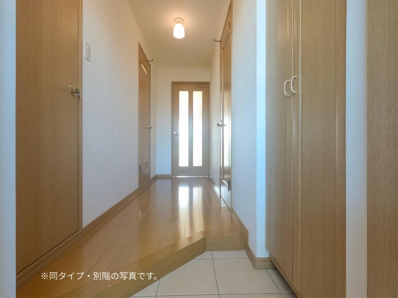 玄関　同タイプの写真です。