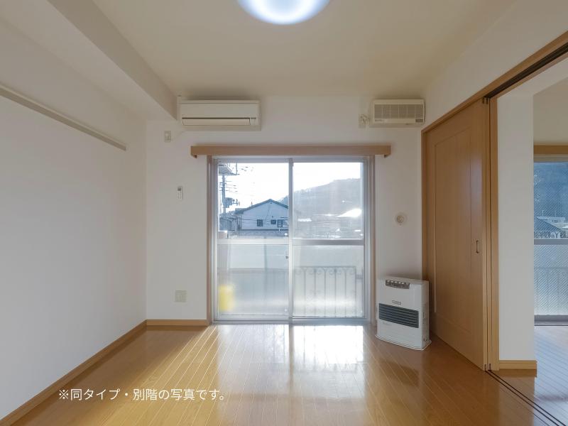 居室・リビング　同タイプの写真です。