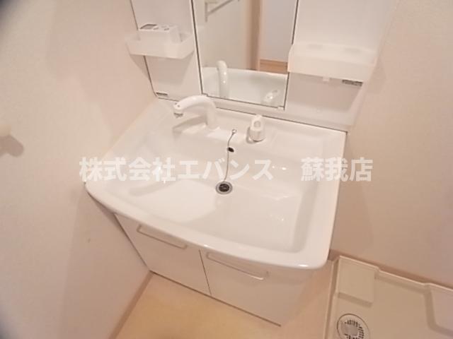 洗面設備　独立洗面台、小物を置くことができて便利です