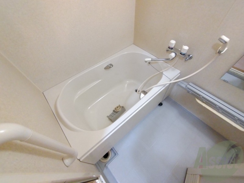バス・シャワールーム　お風呂になります。一日の疲れを癒してくださいね。