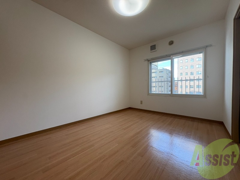 その他部屋・スペース　こちらのお部屋は光が差し込む、温かみのあるお部屋です。