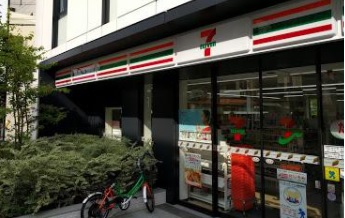 コンビニ　セブンイレブン港区赤坂駅南店（コンビニ）まで70m