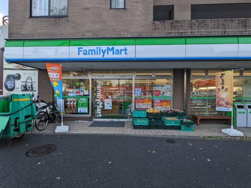 コンビニ　ファミリーマート世田谷北沢四丁目店（コンビニ）まで300m