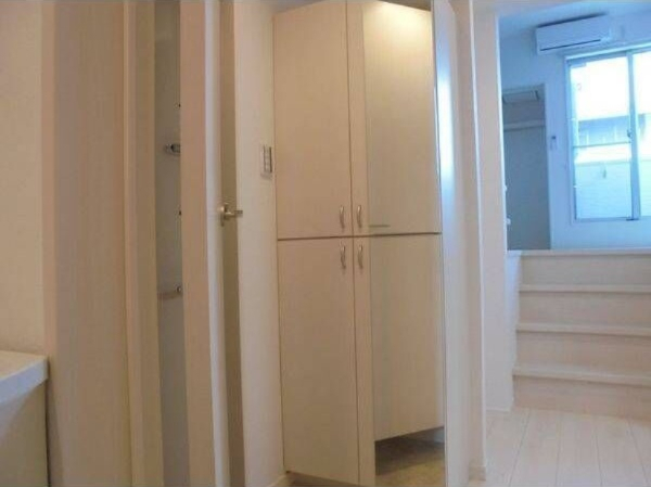 玄関　※別部屋反転間取のお写真となります。参考にご覧くださいませ。