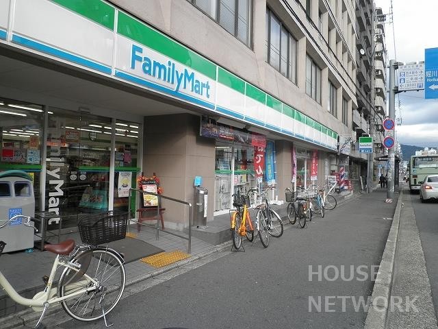 コンビニ　ファミリーマート丸太町猪熊店（コンビニ）まで240m