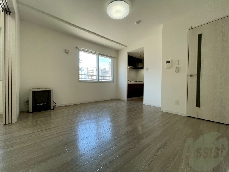 居室・リビング　木目のフローリングは落ち着きのある印象のお部屋になりますね。