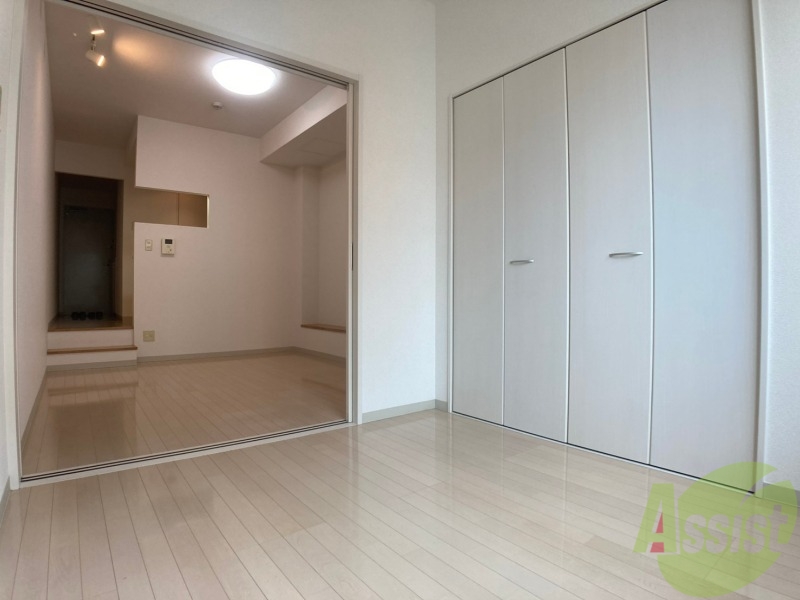 その他部屋・スペース　寝室はこちらです。光が差し込む、温かみのあるお部屋です。
