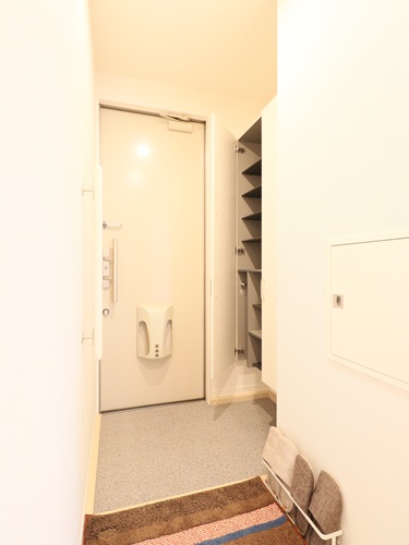 玄関　退去前につき同タイプの室内写真を掲載しております。