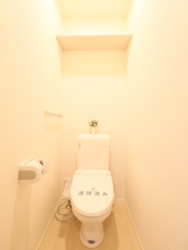 トイレ　退去前につき同タイプの室内写真を掲載しております。