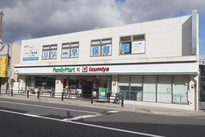 スーパー　ファミリーマート×イズミヤ寺田町東店（スーパー）まで385m