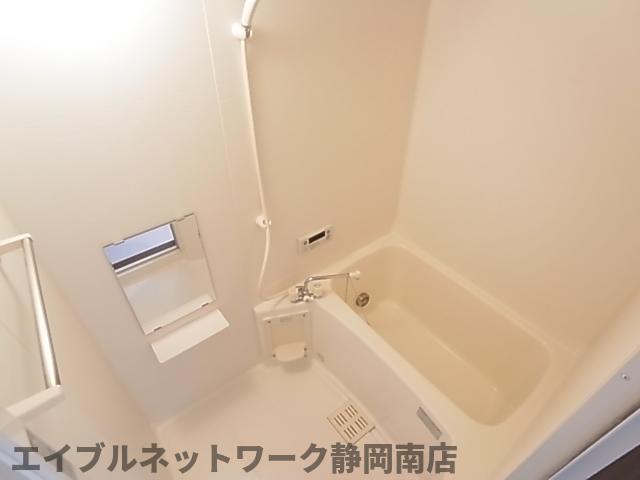 バス・シャワールーム　コンパクトで使いやすいお風呂です
