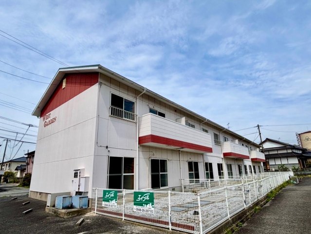建物外観　一階はお庭付き！2階も十分な広さのバルコニー！