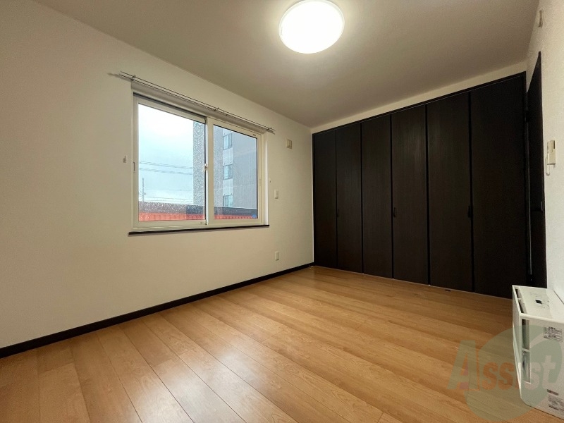 その他部屋・スペース　寝室はこちらです。光が差し込む、温かみのあるお部屋です。