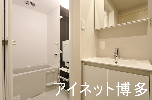 洗面設備　朝の身支度はこちらで。シャンプドレッサー付