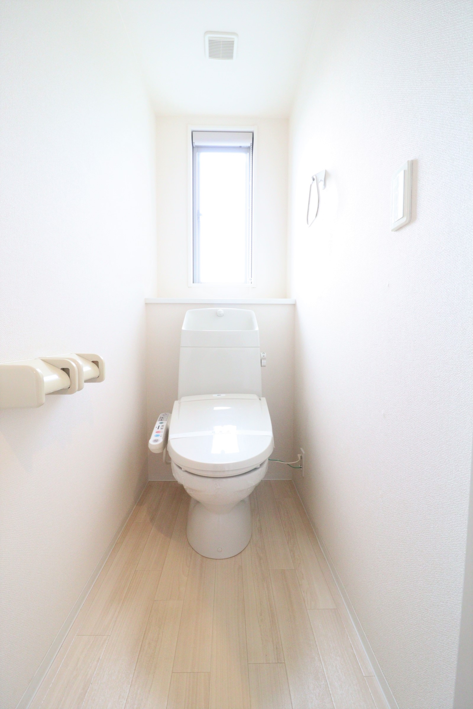 トイレ　湿気の溜まりやすいトイレには窓があり換気も十分☆