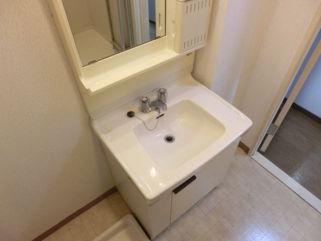 洗面設備　独立洗面台付きです