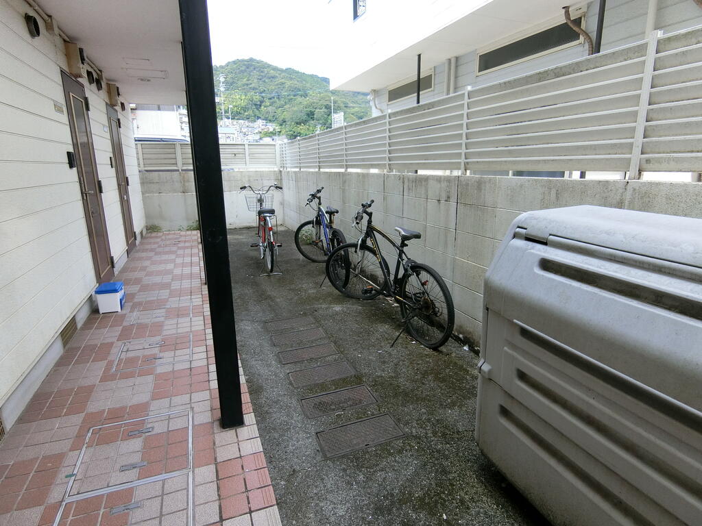その他共有部分　玄関前に自転車を停められます♪