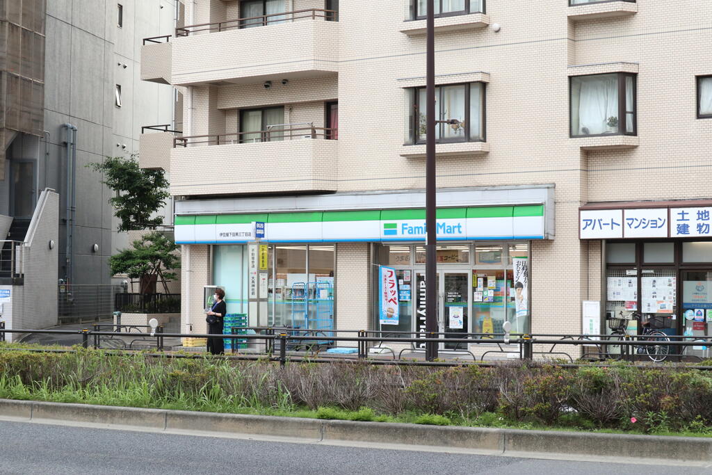 コンビニ　ファミリーマート伊豆屋下目黒三丁目店（コンビニ）まで241m