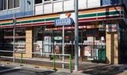 コンビニ　セブンイレブン板橋蓮根駅前店（コンビニ）まで130m