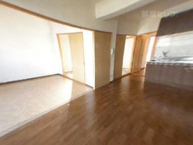 居室・リビング　リビングの隣にお部屋が２つあるので広く使えます。