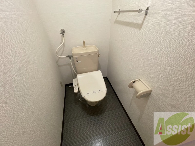 トイレ　ウォシュレット機能がついたトイレです。安心して使用できます。