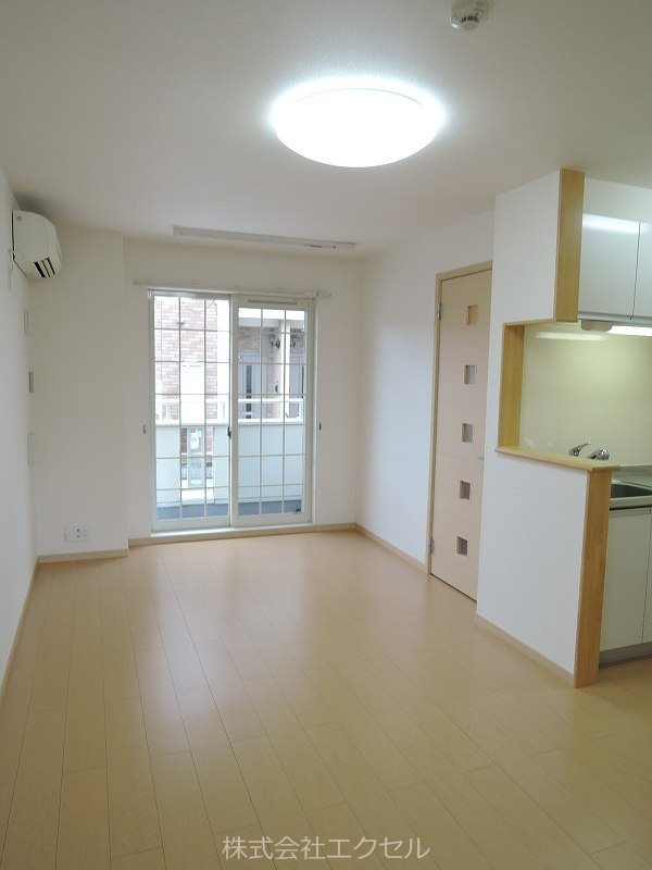 居室・リビング　照明付きのお部屋です。