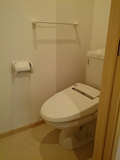 トイレ　ウォシュレット完備です。