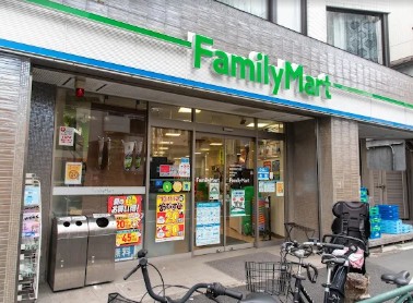 コンビニ　ファミリーマート南麻布四丁目店（コンビニ）まで228m