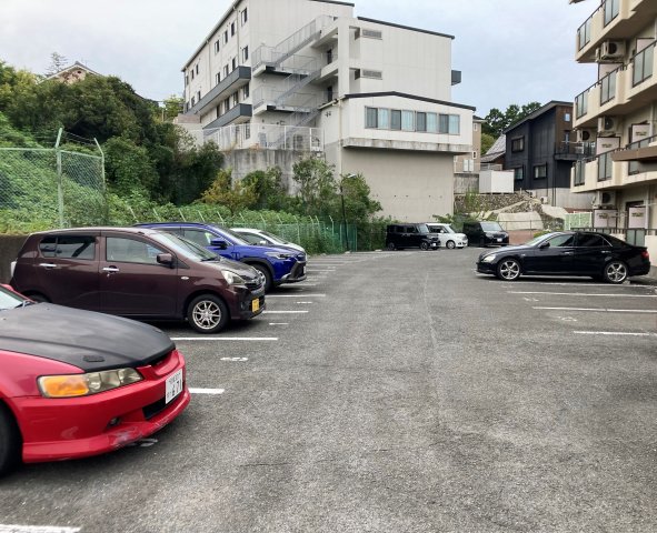 駐車場　駐車場があるので、車を買う予定の方も安心です