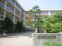 中学校　高岡市立芳野中学校（中学校）まで181m