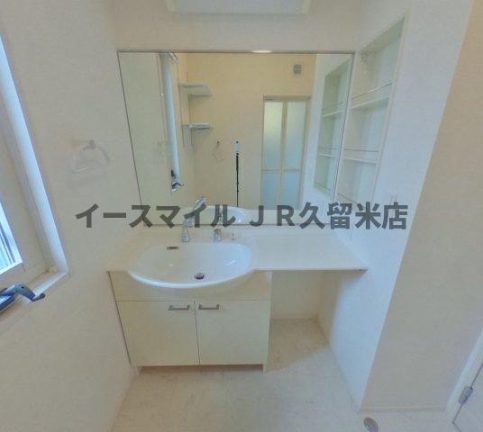 洗面設備　明るい洗面所です