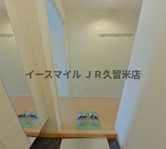 玄関　こちらのリビングで趣味の時間をお楽しみください