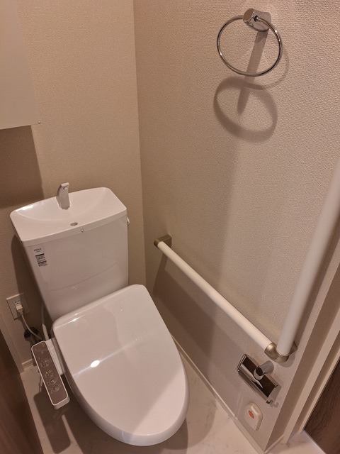 トイレ　トイレは洗浄暖房便座付き／緊急通報スイッチ
