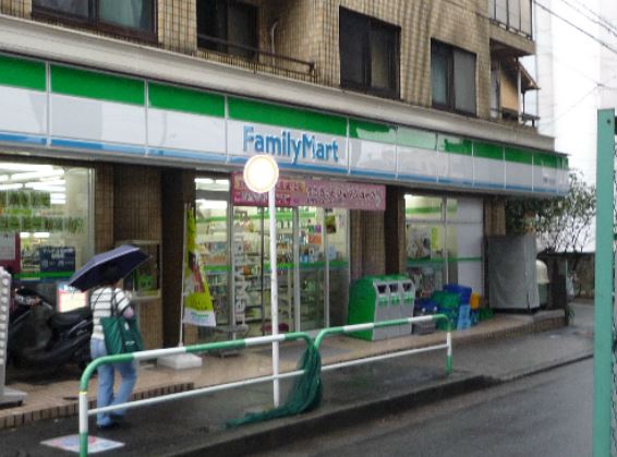 コンビニ　ファミリーマート 用賀四丁目店（コンビニ）まで575m