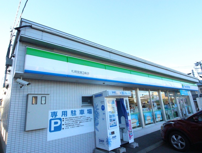 コンビニ　ファミリーマート（コンビニ）まで450m