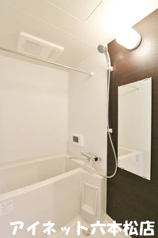 バス・シャワールーム　お洒落な雰囲気の浴室です。