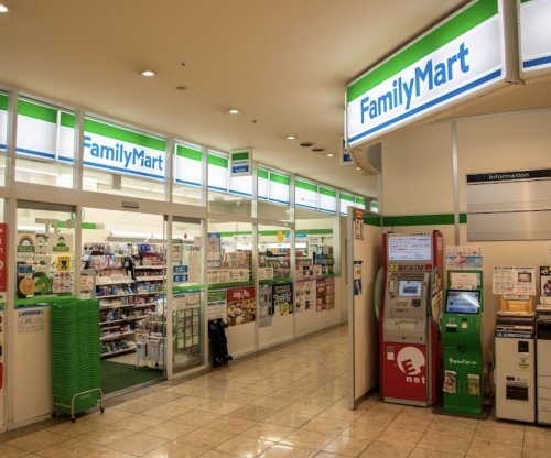 コンビニ　ファミリーマート 新宿ワシントンホテル店（コンビニ）まで587m