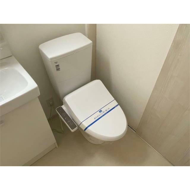 トイレ　トイレは快適な温水洗浄便座付き