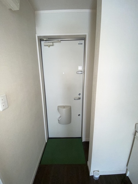 玄関　姿見付きのシューズボックスあります