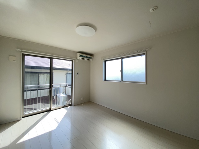 居室・リビング　広々８帖のお部屋　※反転・角部屋の写真です