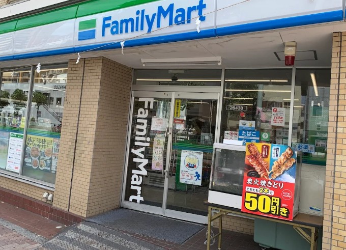 コンビニ　ファミリーマート 萩中三丁目店（コンビニ）まで221m