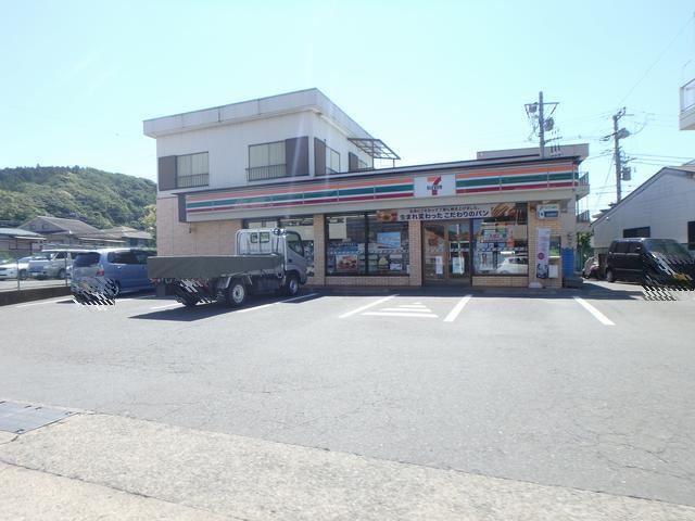 コンビニ　セブンイレブン（コンビニ）まで810m