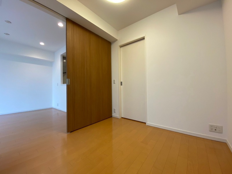 その他部屋・スペース　寝室はこちらです。光が差し込む、温かみのあるお部屋です。