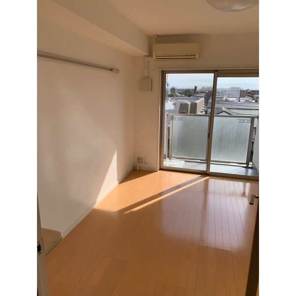 居室・リビング　室内写真の一部は同間取の別部屋になります