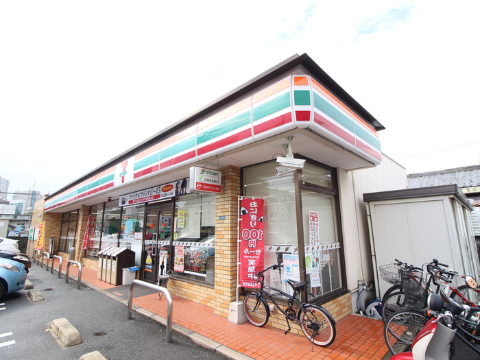 コンビニ　セブンイレブン（コンビニ）まで757m