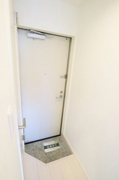 玄関　※反転タイプの写真です