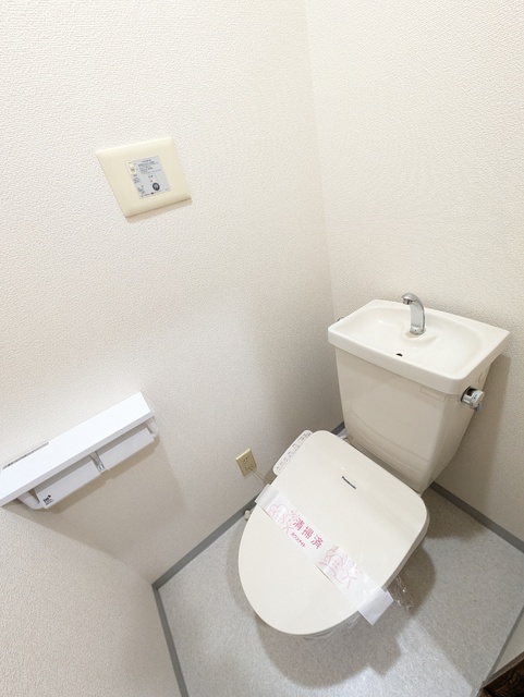 トイレ　★トイレは嬉しい洗浄機能付き便座です♪★