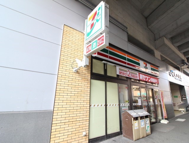 コンビニ　セブンイレブンＪＲ鶴ヶ丘駅前（コンビニ）まで160m