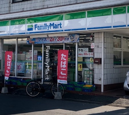 コンビニ　ファミリーマート 京金馬橋駅前店（コンビニ）まで749m